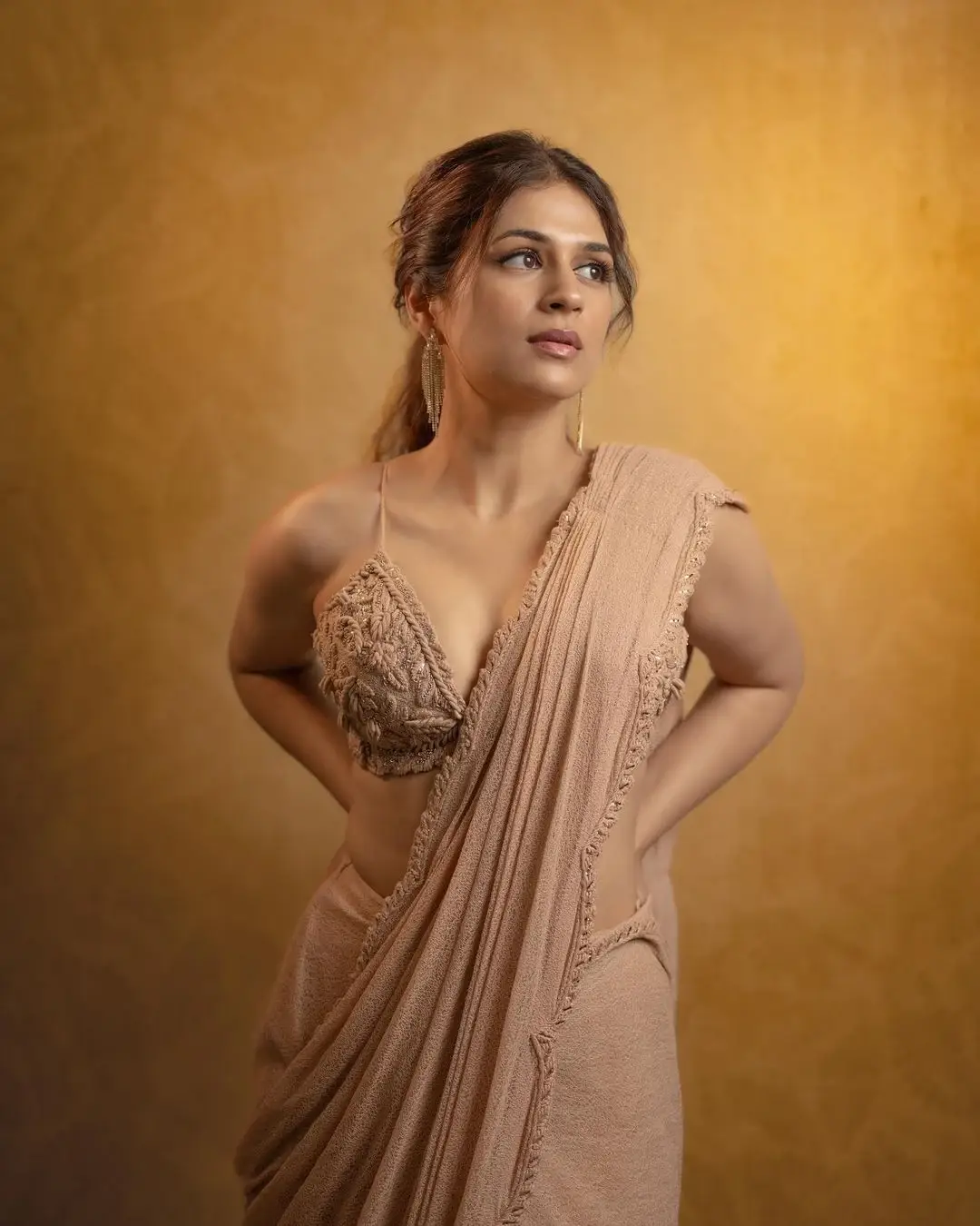 Beautiful Indian Actress Shraddha Das in Pink Saree